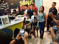 Beli Nugget Pisang 'Sang Pisang' Pembelipun Berebut Selfie dengan Kaesang 
