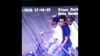 Tiga pria berboncengan satu motor ini trtangkap kamera CCTV bersuara di Kota Bandung