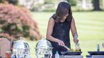 Begini Gaya Santai Michelle Obama Ketika Makan Sandwich dan Permen