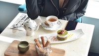 Model dengan nama asli Patricia Gunawan ini terlihat sedang menyantap dessert cantik dan churros. Makin lengkap ditemani secangkir teh hangat. Foto: Instagram patriciagouw