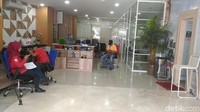 Ini bagian lobi kantor tersebut. Penyidik Polda Sulsel ada di lantai atas. Awak media hanya boleh menunggu di lobi. Foto: Wildan/detikcom