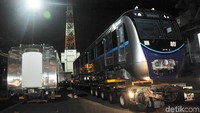 Penurunan gerbong MRT ini sempat terkendala hujan dan terlambat diambilnya muatan lain yaitu pupuk sebanyak 1500 bag yang juga ada di dalam kapal MV Ellensborg.