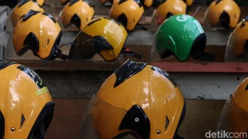 Ratusan helm dan jaket tersedia di sini.