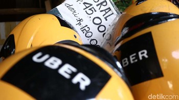 Helm Uber dibandrol Rp 45 ribu.