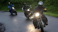 Menurut Makki banyak pengalaman menarik selama di perjalanan. Mulai dari jalan mulus tiba-tiba berlubang, hingga sempat salah jalur saat malam dan hujan di daerah Ciwidey menuju Pangalengan. Tapi alhamdullilah lancar-lancar saja, katanya. Pool/Royal Enfield.