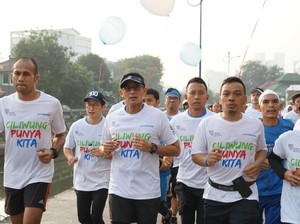 Sandiaga Lari Susuri Ciliwung 5 Kilometer