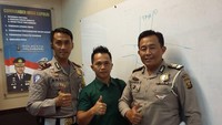Benni menceritakan, setelah videonya viral dirinya langsung melaporkan pelaporan ke Polda Sumsel dengan membawa korban pada Selasa (3/4). Prosesnya berjalan hingga magrib. Keesokan harinya, pagi hari dia kembali dipanggil untuk dimintai keterangan oleh Propam di Polda Sumsel. Dia diperiksa hingga Kamis, sebelum mengikuti sidang sebagai saksi pada Jumat (6/4).