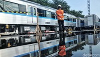 Sejumlah pekerja menurunkan gerbong kepala kereta MRT (mass rapid transit) di Dermaga 101 Pelabuhan Tanjung Priok, Jakarta, Jumat (6/4).