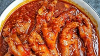 Wah ini sih rasa pedasnya tak usah diragukan lagi. Semangkuk ceker ayam berbumbu merah merona ini postingan netizen @misscarolinebong. Mantap! Foto: Instagram
