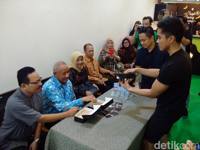 Foto: Kaesang suguhksn Sang Pisang pada Bupati Sleman Sri Purnomo dan Wakil Wali Kota (Wawali) Yogya Heroe Poerwadi. (Ristu Hanafi/detikcom) Foto: Kaesang suguhksn Sang Pisang pada Bupati Sleman Sri Purnomo dan Wakil Wali Kota (Wawali) Yogya Heroe Poerwadi. (Ristu Hanafi/detikcom)