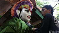 Ondel-ondel banyak ditemukan di tempat ini. Di gang-gang rumah, sampai di lahan kosong milik warga.