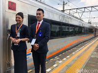 Petugas kereta wisata.