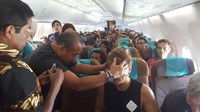 Sepulang dari kegiatan Kemensos di NTT, Idrus sempat membantu seorang WNA yang sakit di pesawat. Idrus membantu dengan memberikan minyak angin (Foto: dok. Kemensos)