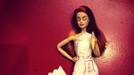 Lihat Barbie Fashionable dengan Balutan Tisu Restoran dan Aluminium Foil
