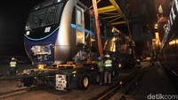 Sebanyak dua belas gerbong kereta MRT telah tiba di Jakarta.