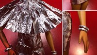 Semua baju Barbie dibuat detail oleh Jian. Bahkan gelang Barbie juga dibuat dari aluminium foil bekas memasak. Makin trendy karena Barbie memakai kaca mata. Wuih! Foto: Instagram jianyang1979
