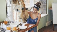 Jendela-jendela di kafe ini, dibuat dengan ukuran tinggi dan besar sehingga jerapah bisa dengan mudah menjulurkan leher panjang mereka ke dalam. Foto: Istimewa