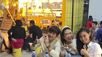 Saat senggang paling enak ngumpul bareng teman. Kali ini model yang sering disebut mirip Ayu Dewi ini melahap martabak. Foto: Instagram patriciagouw