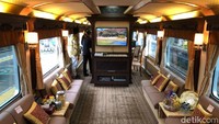 Foto: Sedangkan di Gerbong Jawa, sofa tempat duduknya memanjang. Fotografer: Ray Jordan.
