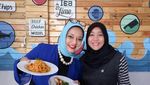 Intip Momen Seru Keluarga Marissa Haque Saat Nikmati Makanan