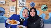 Berpose dengan salah satu keponakannya, Marissa asyik bergaya dengan banyak makanan nih. Ada pasta hingga lobster yang kelihatan enak. Foto: instagram @marissahaque