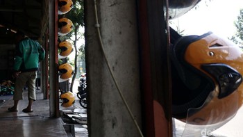 Helm Uber dipajang di pinggir jalan.