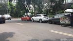 Mobil-mobil Parkir di Bahu Jalan Senopati, Akankah Diderek?