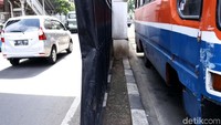Ada juga tiang-tiang yang penyok.
