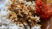 Telor semur pake sambel dadakan. Enak bingit. Mau? Bisa delivery order. Hehehe, tulis Yusuf Mansur dalam akun Instagramnya. Waduh emmang enak nih makanan ustadz. Foto: Instagram @yusufmansurnew