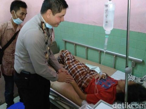 AKBP Alfian Nurrizal di RS menjenguk Dewi Astutik