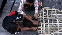 Warga tengah membuat rangka ondel-ondel.