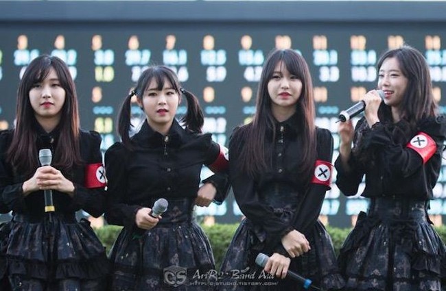 Girlband PRITZ juga jadi kontroversi karena kostumnya. Aksen di bagian lengan kiri baju disebut sangat mirip bendera swastika Nazi. Agensi PRITZ akhirnya merilis pernyataan kalau mereka tidak ada maksud meniru seragam Nazi. Foto: Dok. Koreaboo