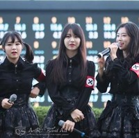 Girlband PRITZ juga jadi kontroversi karena kostumnya. Aksen di bagian lengan kiri baju disebut sangat mirip bendera swastika Nazi. Agensi PRITZ akhirnya merilis pernyataan kalau mereka tidak ada maksud meniru seragam Nazi. Foto: Dok. Koreaboo