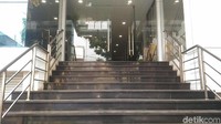Begini suasana bagian depan gedung. Penyidik yang berjumlah sekitar 6 orang datang sekitar pukul 09.20 WIB. Penyidik sempat memeriksa lantai 1 kantor sebelum akhirnya naik ke lantai atas kantor itu. Foto: Wildan/detikcom