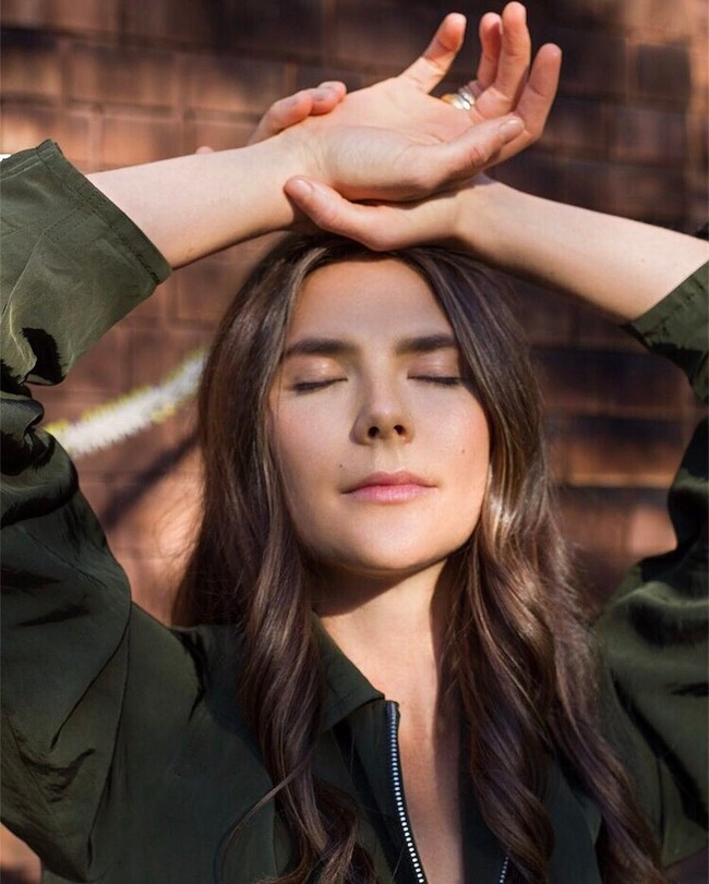 Amanda merilis minuman sehat Moon Juice pada 2011 silam. Menggunakan super food wanita 35 tahun itu membuat jus untuk kesahatan tubuh dan kulit. Jus sehatnya tersebut bahkan pernah dipuji oleh Gwyneth Paltrow. Foto: dok. Instagram