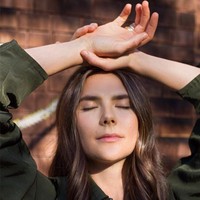 Amanda merilis minuman sehat Moon Juice pada 2011 silam. Menggunakan super food wanita 35 tahun itu membuat jus untuk kesahatan tubuh dan kulit. Jus sehatnya tersebut bahkan pernah dipuji oleh Gwyneth Paltrow. Foto: dok. Instagram