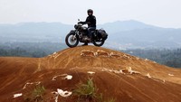 Seru sih. Kita lewat berbagai tempat dan melihat pemandangan. Dari jalan mulus sampai yang jerawatan (berlubang), ujar basis band Ungu ini saat berbincang dengan detikcom di Jalan Riau, Kota Bandung, Sabtu (7/4/2018).  Pool/Royal Enfield.