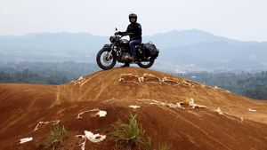 Pencinta Royal Enfield Selusuri Jalur Selatan Jabar yang Indah