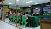 Beginilah suasana saat kedua oknum polantas yang diduga melakukan pungli menjalani sidang disiplin di Polresta Palembang. Foto ini diunggah Benni lewat Facebooknya.