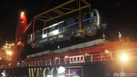 Gerbong MRT itu diturunkan dari kapal MV Ellensborg.