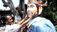 Ondel-ondel kini banyak digunakan untuk mengamen. Mereka masuk ke pemukiman-pemukiman penduduk.
