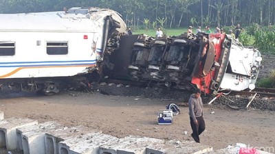 Foto: Evakuasi KA Sancaka yang Tabrakan dengan Truk Trailer