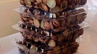 Waduh, saking sukanya sama jengkol chef Aiko sampe ngeborong jengkol Tahi Lala khas Banjarmasin. Empat bungkus plastik berukuran sedang yang dipenuhi jengkol itu dihabiskan berapa lama ya olehnya? Foto: Instagram @aiko_sarwosri