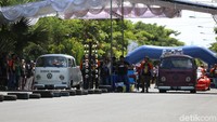 Salah satunya Marza yang berdomisili Bandung. Pria yang memiliki mobil VW jenis kodok ini menyambut VCS dengan antusias. Menurutnya, acara ini sangat bagus melihat ada arena yang disediakan sebagai sarana balapan yang aman. Foto: Suryaman Candi