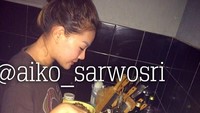 Masak empal gepuk malam2 buat besok, tulis akun @aiko_sarwosri. Begini gayanya kalau lagi masak di rumah. Mengenakan kaus dengan rambut yang dicepol. Foto: Instagram @aiko_sarwosri