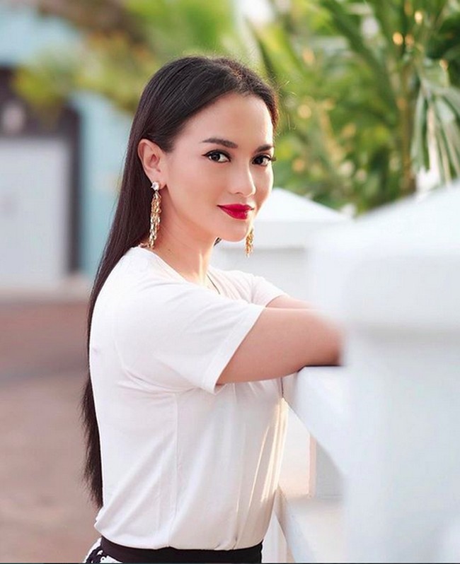 Ririn Ekawati juga punya cara yang sederhana untuk merawat rambut panjangnya tanpa harus pergi ke salon. Aktris kelahiran 1982 ini mengakui dirinya sebagai tipe wanita zaman dulu yang hidup di era sekarang, sehingga ia pun tak pernah pergi ke salon untuk merawat rambutnya. Foto: (instagram ririn ekawati)