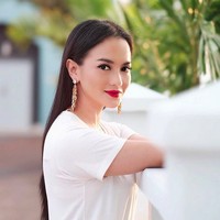 Ririn Ekawati juga punya cara yang sederhana untuk merawat rambut panjangnya tanpa harus pergi ke salon. Aktris kelahiran 1982 ini mengakui dirinya sebagai tipe wanita zaman dulu yang hidup di era sekarang, sehingga ia pun tak pernah pergi ke salon untuk merawat rambutnya. Foto: (instagram ririn ekawati)