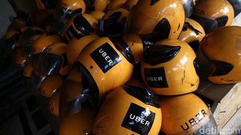 Alhasil banyak perlengkapan berkendara baik helm dan jaket dijual oleh pengendara.