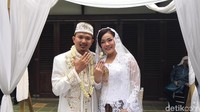 Chef Aiko tampak cantik mengenakan kebaya berwarna putih sedangkan Saugi mengenakan jas berwarna putih gading. Foto: (Saras/detikhot)