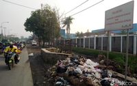 Jorok! Sampah Menumpuk di Jalanan Kabupaten Bandung